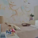 Julia מלון