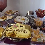Julia מלון